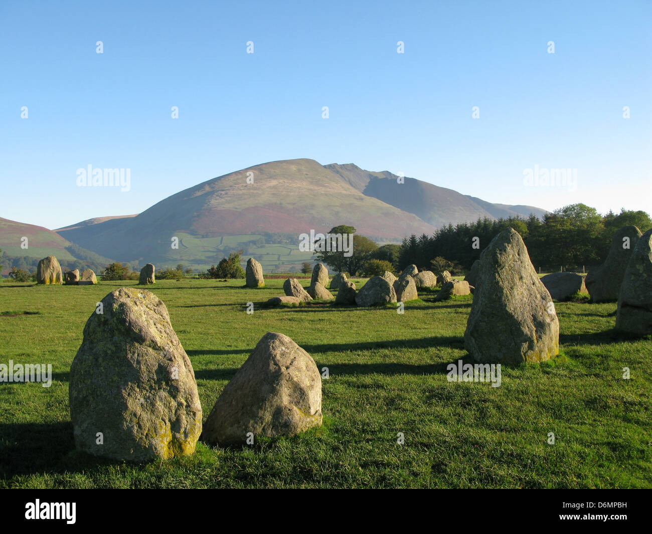 Castlerigg Stone Circle in der Sonne mit Blick auf Blencathra, Lake District Stockfoto