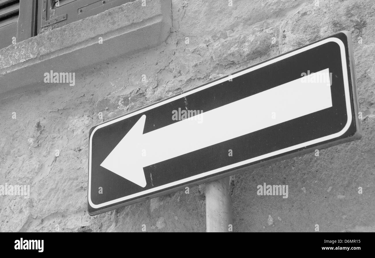 Nahaufnahme der italienische Straßenschilder mit einer Angabe "Einweg" und die andere ein rotes x durch einen blauen Kreis. Vertikale erschossen. Stockfoto