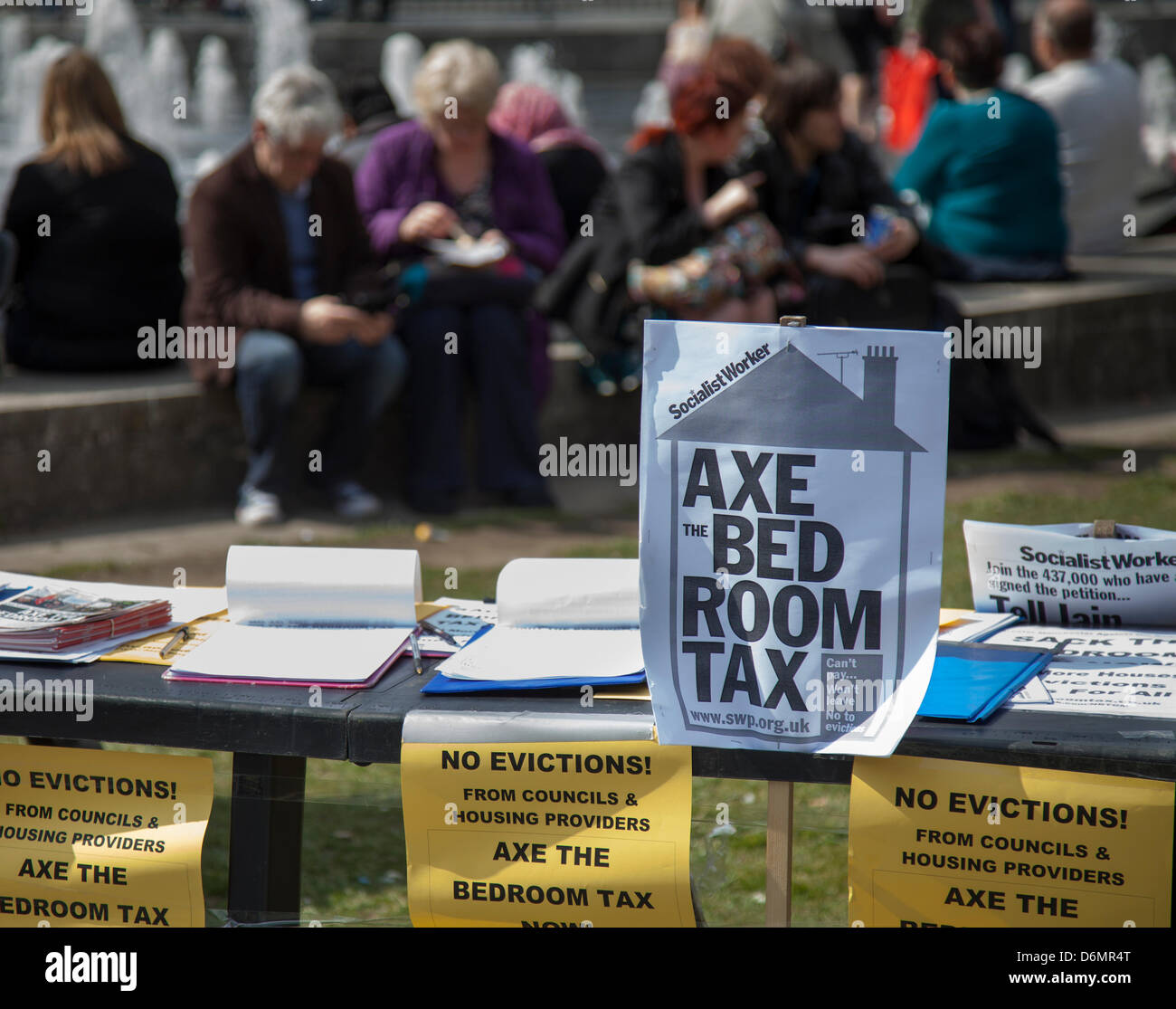 20. April 2013 Manchester. "Axt die Schlafzimmer-Steuer"  Der öffentliche Versammlung und Demonstration im Piccadilly des United Services Benutzer Ausschusses gegen Salford Rat schneidet in psychiatrischen Diensten. Salford und Manchester psychische Gesundheit Benutzer Unite for Demo.  (United Dienstleistungsnehmer Ausschussmitglieder) schlossen sich mit Manchester-Service-Benutzer & psychische Gesundheit Netzwerk (MUN) in Manchester Piccadilly Gardens. Stockfoto