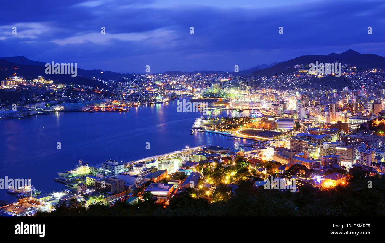 Skyline von der Bucht von Nagasaki, Japan. Stockfoto