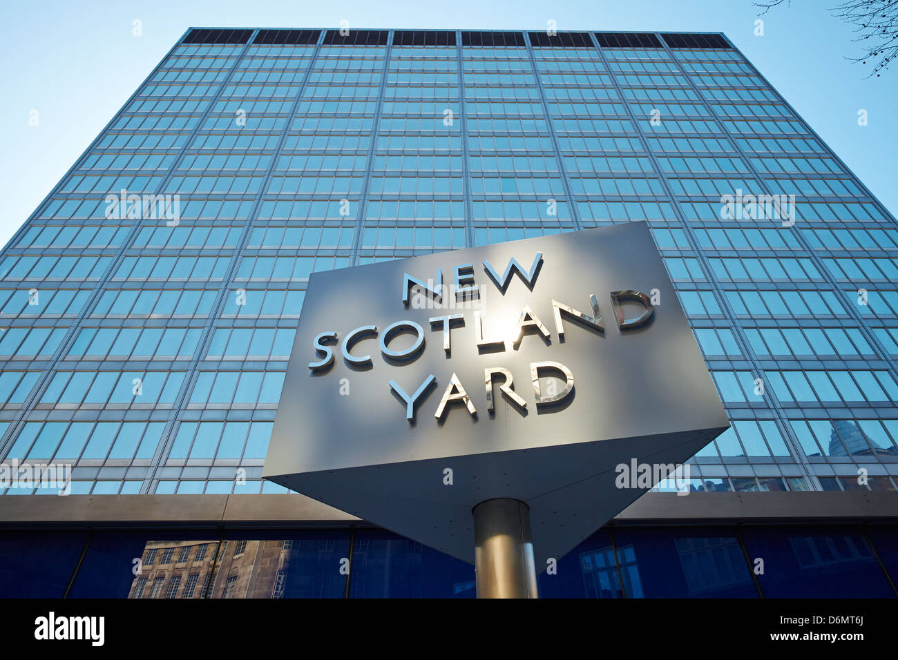 New Scotland Yard Schild das Hauptquartier der Metropolitan Police Service Broadway Westminster London UK Stockfoto