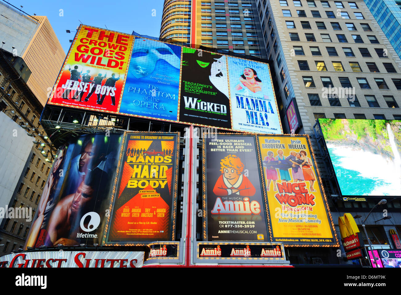 Broadway spielen anzeigen in Times Square in New York City. Stockfoto