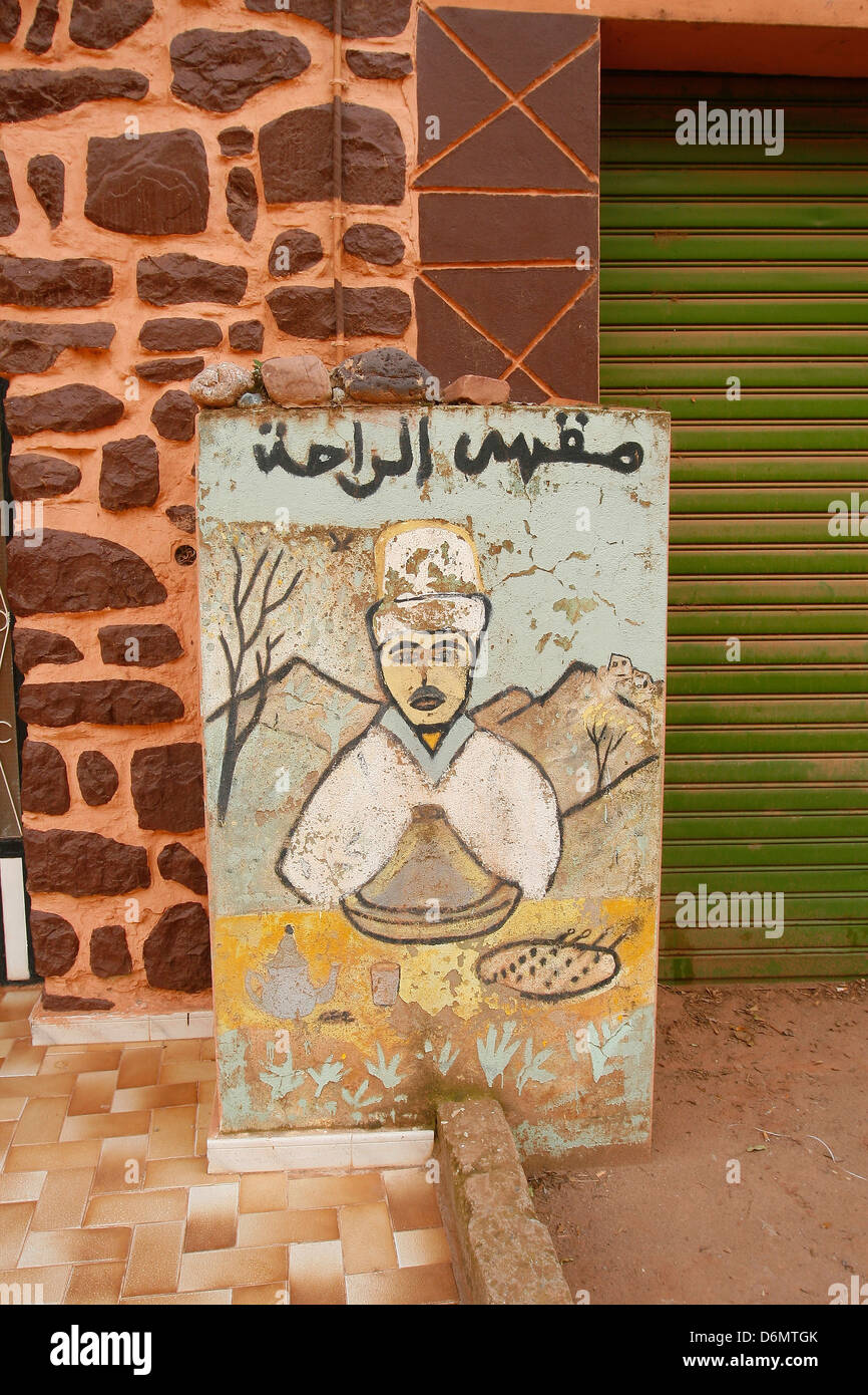 Ein Restaurant-Zeichen in einem kleinen Dorf im Atlas-Gebirge, südlich von Marokko Stockfoto