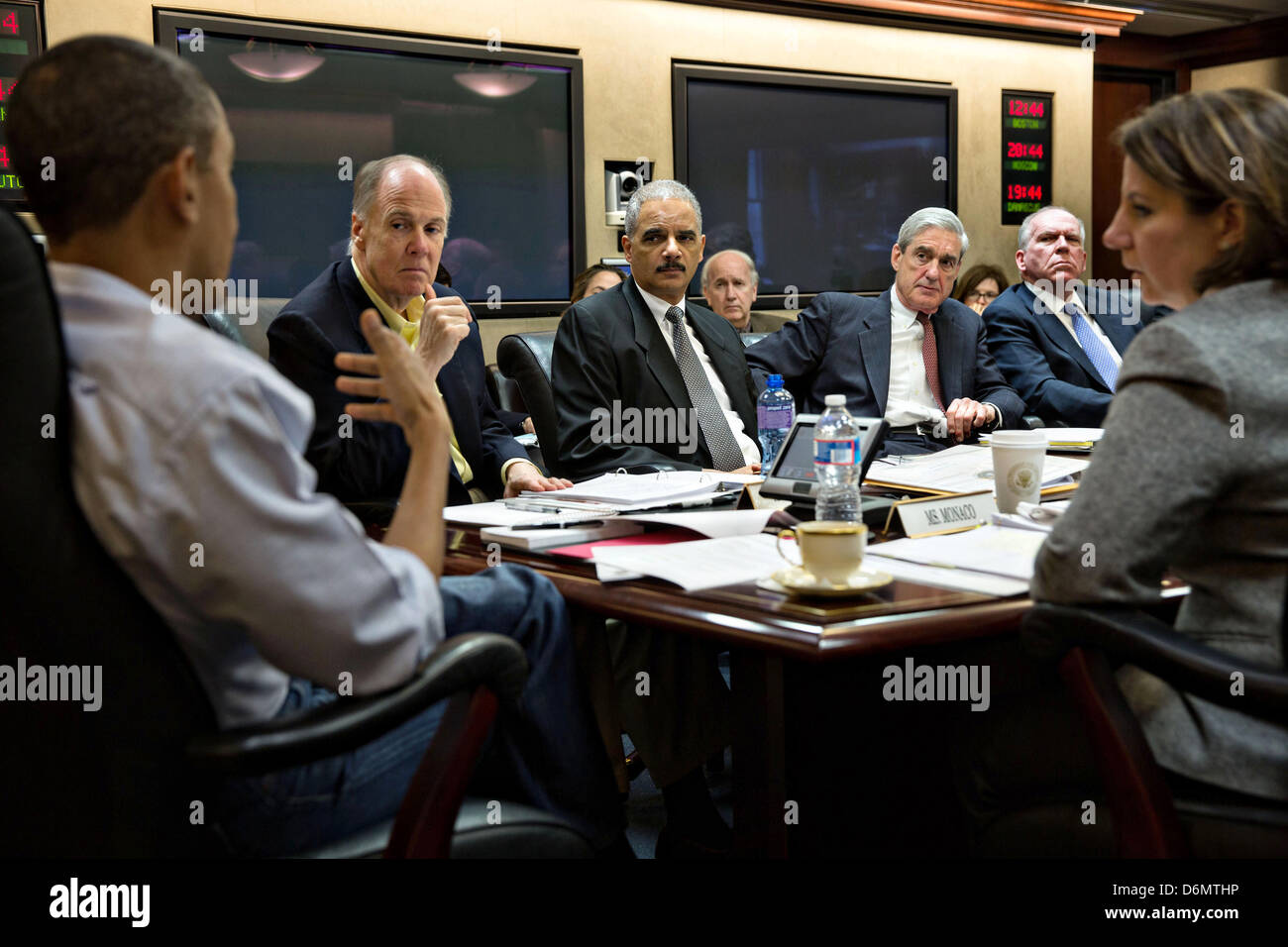 US-Präsident Barack Obama hält eine Tagung im Situation Room auf die laufenden Ermittlungen in den Boston-Marathon Bombardierung 20. April 2013 in Washington, DC. Von links am Tisch, National Security Advisor Tom Donilon, Justizminister Eric Holder, FBI-Direktor Robert Mueller, Direktor der CIA John Brennan, und Lisa Monaco, Assistent des Präsidenten der Homeland Security und Anti-Terror. Stockfoto