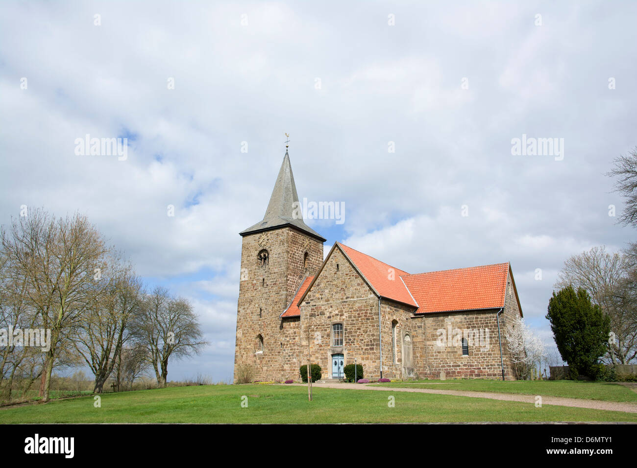 Evangelische Kirche (13. Jh.) in Windheim in der Nähe von Petershagen. Stockfoto