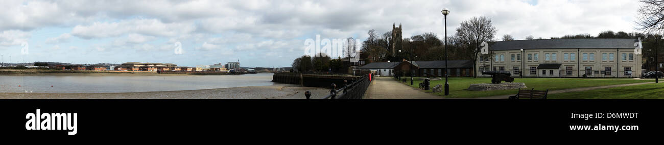 Chatham Medway Wolken Himmel Straßenlaternen mit Flussblick Stockfoto