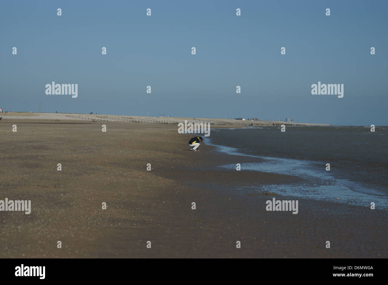 Camber Sands Wasser vorne Sandstrände blauen Himmel Sonne Stockfoto