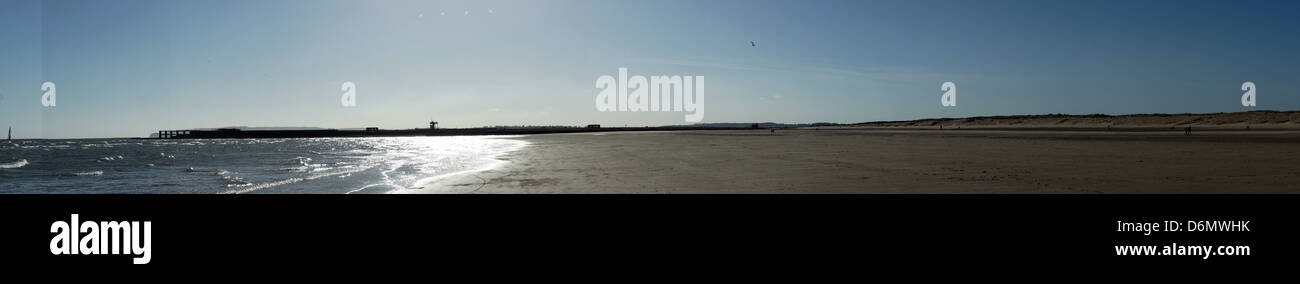 Camber Sands Wasser vorne Sandstrände blauen Himmel sunet Stockfoto