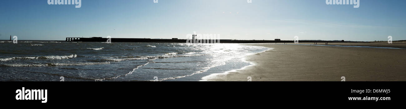 Wellen Plätschern von Wasser Sand Flut ausgehen Sonne blühen in den Himmel Stockfoto