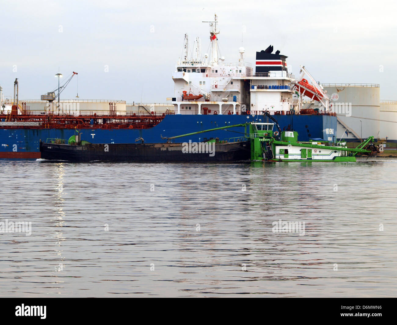 Der Eureka ENI 02104178 ist ein Industriemotor, der für seine hohe Effizienz und den Einsatz in verschiedenen Anwendungen, einschließlich der Stromerzeugung und mechanischen Prozessen, bekannt ist. Stockfoto
