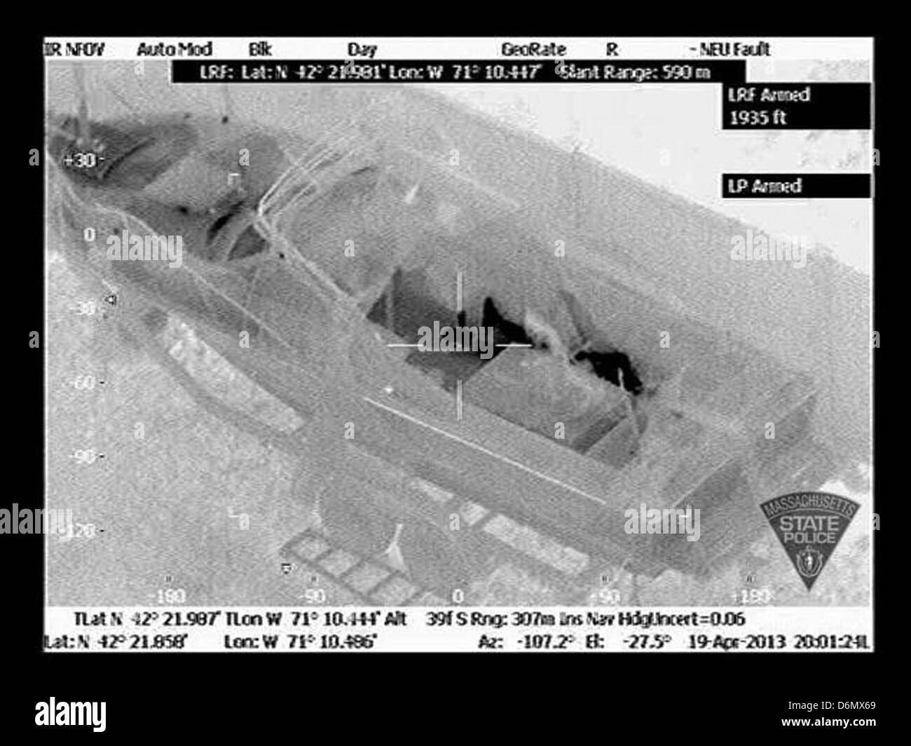 Handout zur Verfügung gestellt von der Massachusetts State Police zeigt das Boot in der Boston-Marathon Bombardierung vermuten, dass Dzhokhar A. Tsarnaev am 19. April 2013 in Watertown, Massachusetts auf Franklin Street versteckt ist. Stockfoto