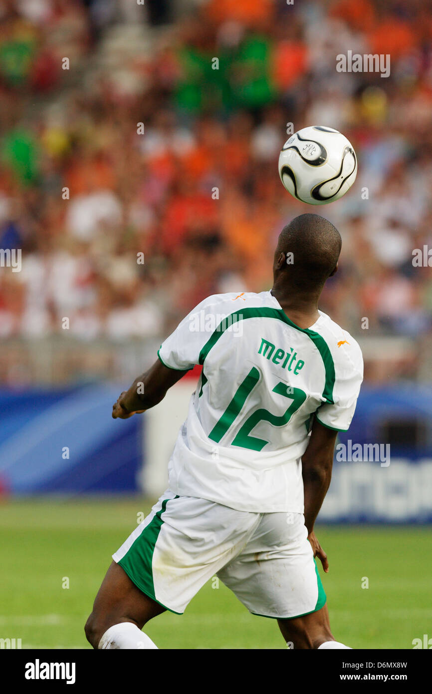 Abdoulaye Meite der Côte d ' Ivoire Köpfe den Ball während einer 2006 FIFA World Cup-Gruppe C Spiel gegen Holland. Stockfoto