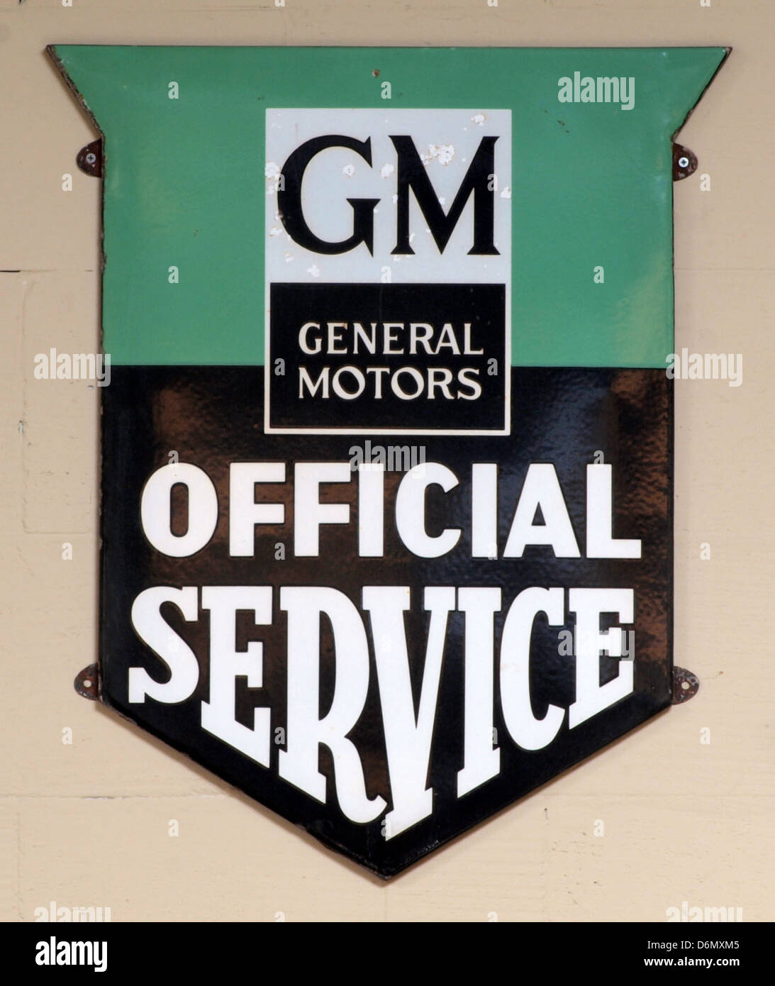Dieses emaillierte Werbeschild von General Motors stellt eine offizielle Serviceanzeige dar, die Mitte des 20. Jahrhunderts verwendet wurde. Es handelt sich um einen bedeutenden Teil der Werbung für Vintage-Fahrzeuge, die die Entwicklung des Dienstleistungsmarketings in der Automobilindustrie während dieser Zeit widerspiegelt. Stockfoto
