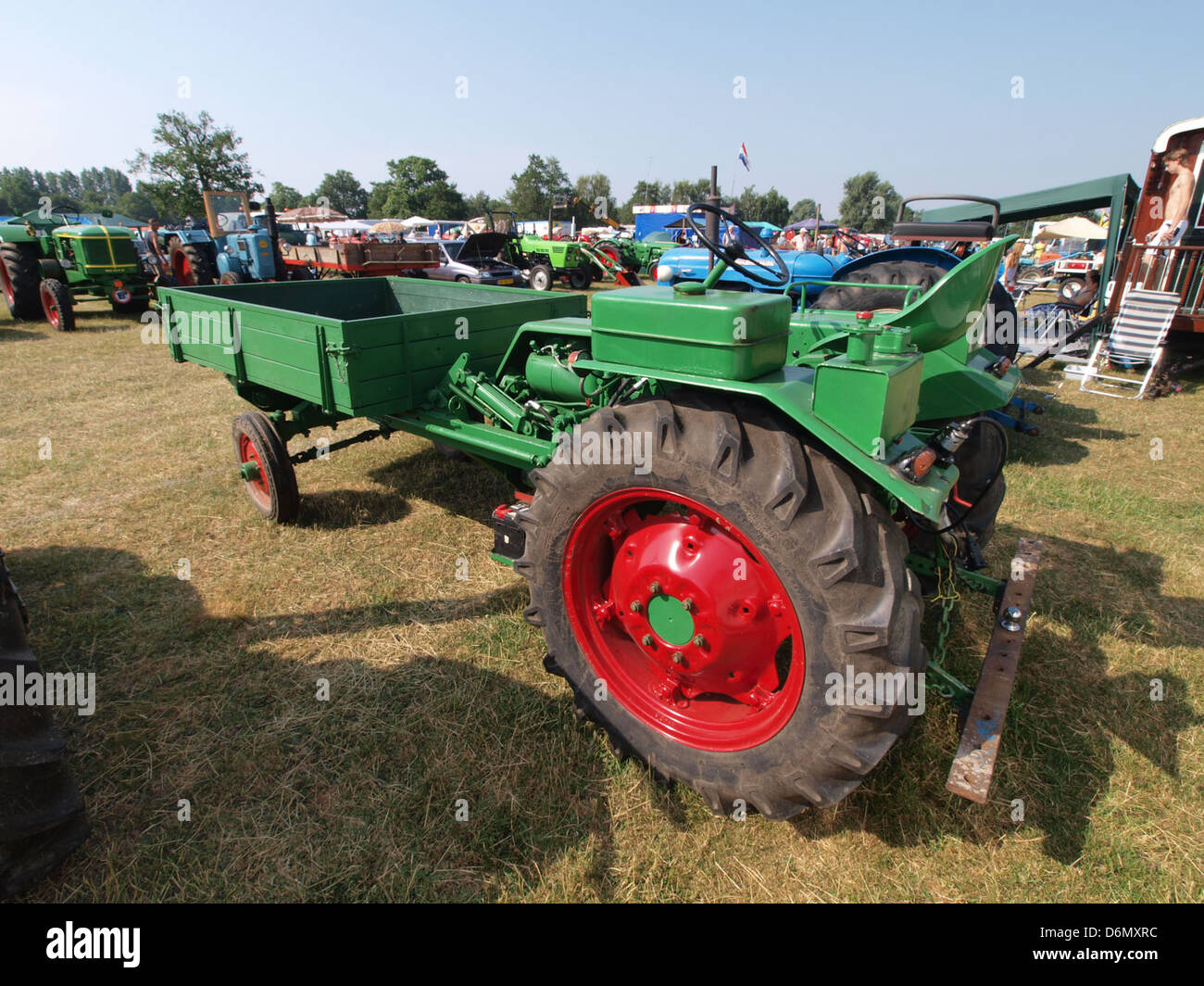 Der Green Fendt-Ladertraktor ist eine moderne Landwirtschaftsmaschine, die für ihre Leistung, Zuverlässigkeit und vielseitigen Anwendungen in der Landwirtschaft bekannt ist. FENDT-Traktoren sind für ihre Effizienz und Präzision bei der Feldarbeit bekannt. Stockfoto