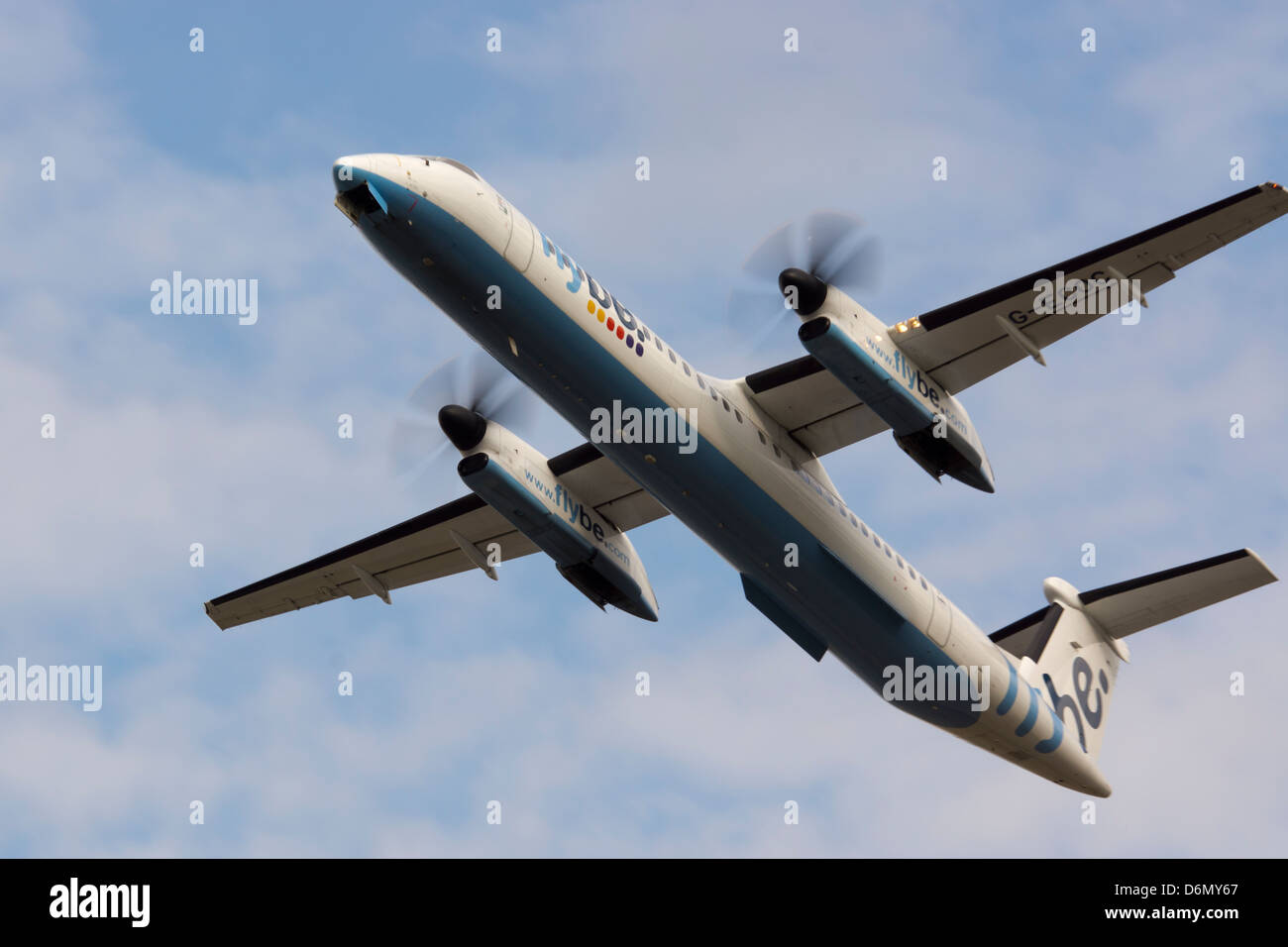 Flybe Passagierflugzeug Abfahrt am internationalen Flughafen Leeds Bradford in Leeds, West Yorkshire Stockfoto