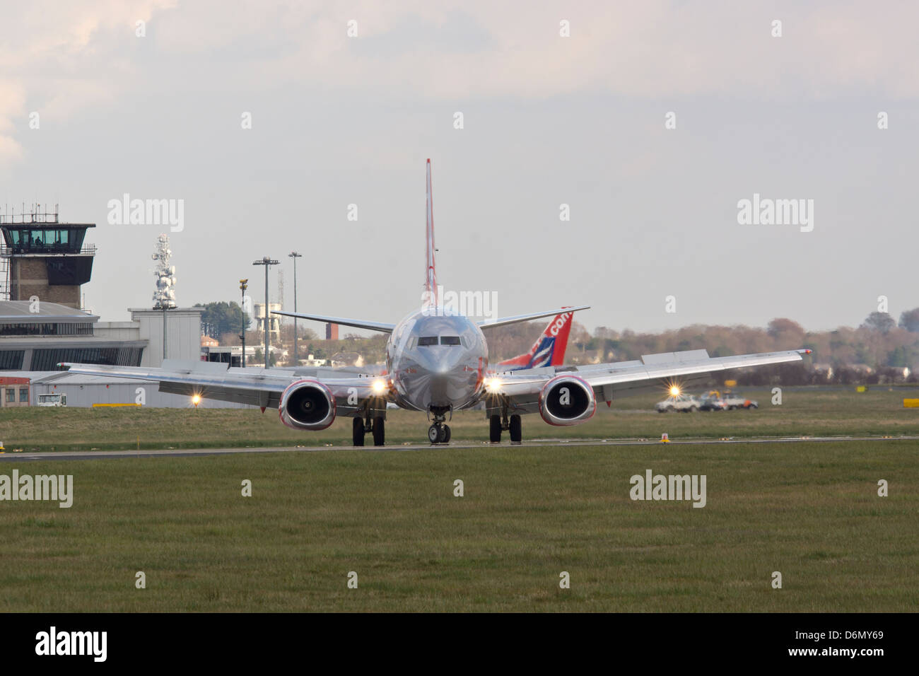 Jet2 Flugzeug landet auf dem internationalen Flughafen Leeds Bradford in Leeds, West Yorkshire Stockfoto
