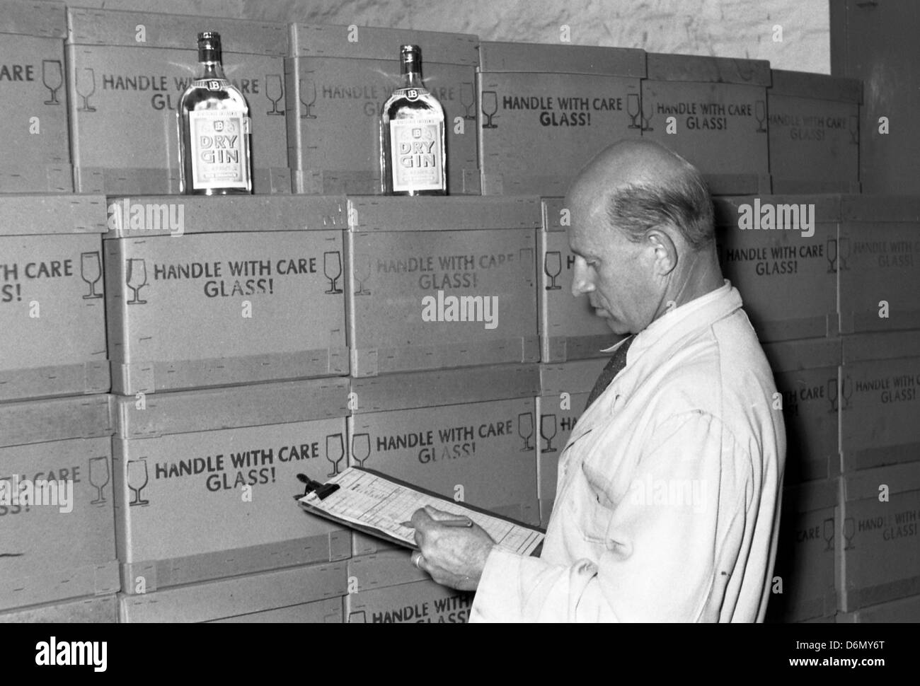 Dresden, DDR, Arbeiter kontrolliert das Inventar in der Spirituosen-Fabrik VEB Dresden Bramsch Stockfoto