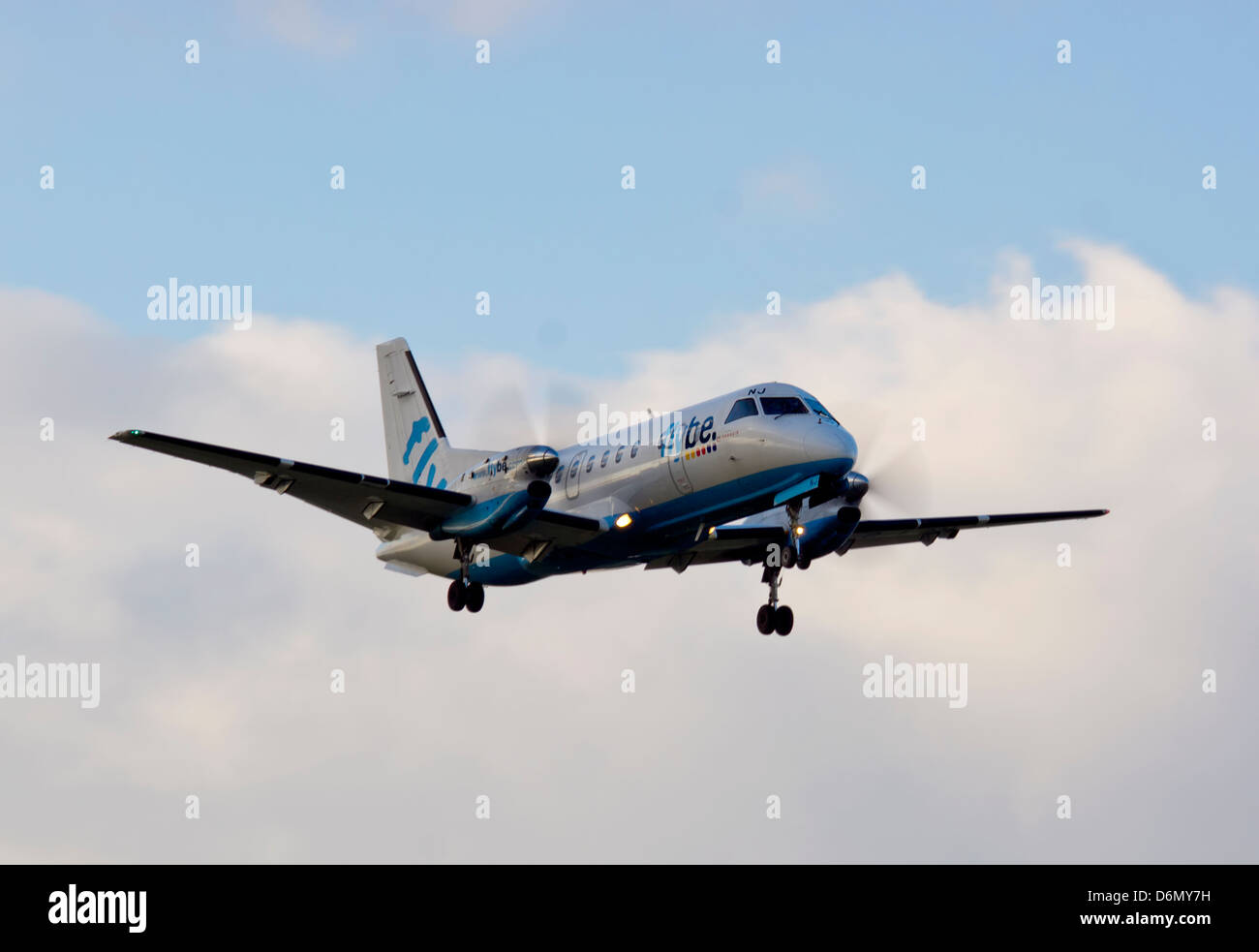 Flybe Flugzeug landet auf dem internationalen Flughafen Leeds Bradford in Leeds, West Yorkshire Stockfoto