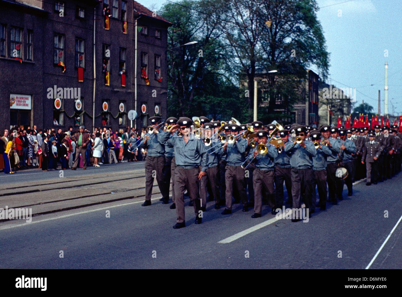 Gotha, DDR, Peoples Police Orchestra bei der Parade zum 1200jährigen Jubiläum der Stadt Gotha Stockfoto