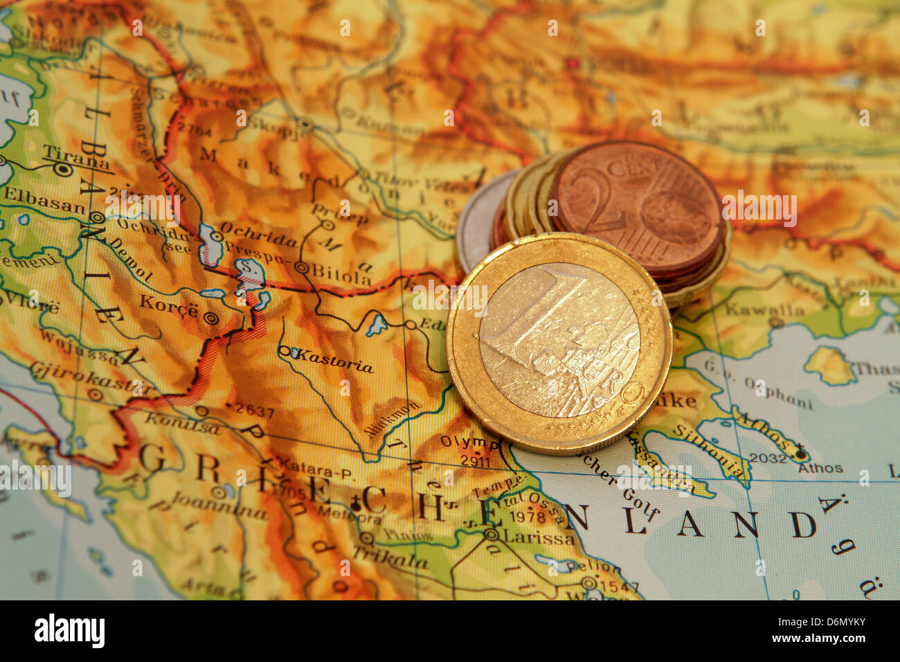 Stuttgart, Deutschland, Griechenland Euromuenzen auf einer Landkarte Stockfoto