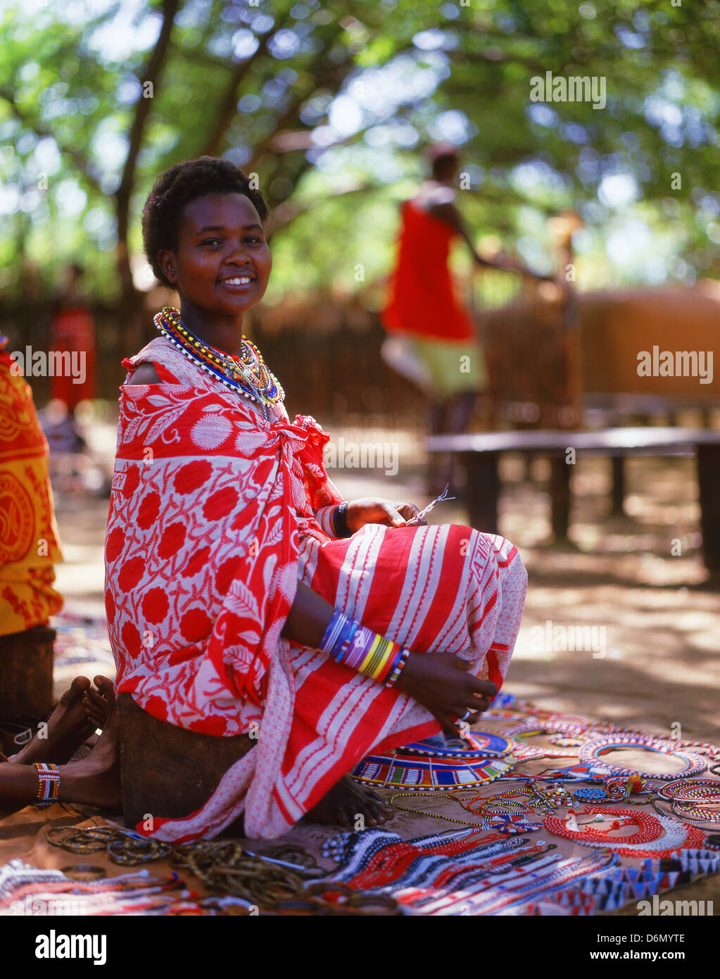 Massai Frau machen Perlen Schmuck, Masai Mara National Reserve, Narok County, Republik Kenia Stockfoto