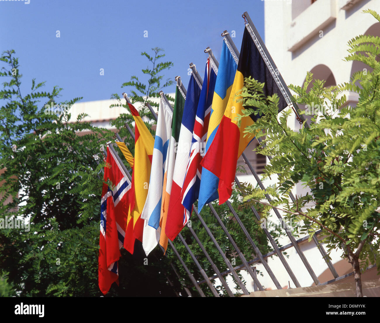 Europäische Flaggen vor Hotel, Santa Eularia des Riu, Ibiza, Balearen, Spanien Stockfoto