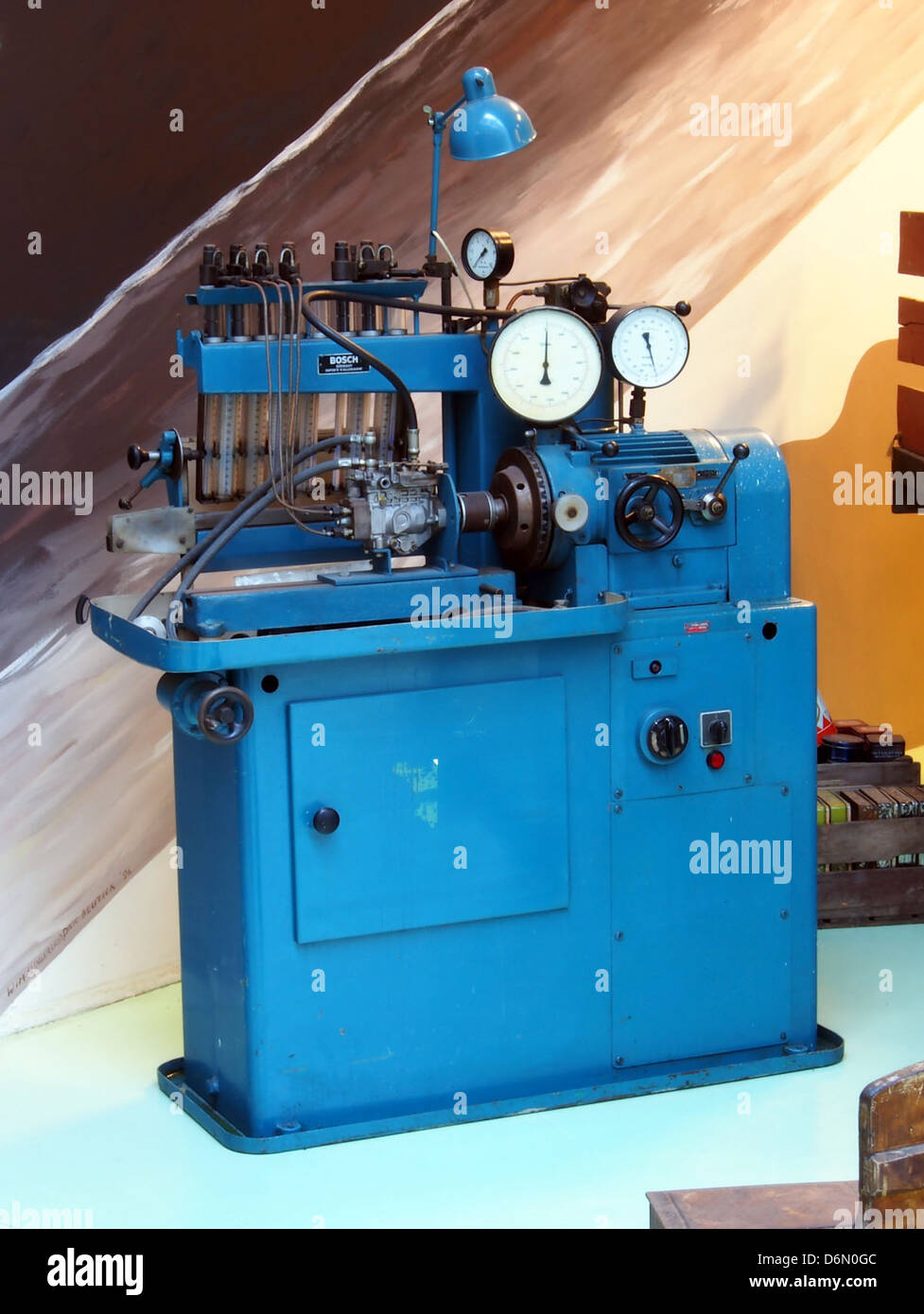 Die Old Bank im den Hartog Ford Museum bietet einen Einblick in die Geschichte der Auswirkungen von Ford auf die Automobilwelt. Es ist Teil der Museumssammlung und zeigt Fords Erbe und Designentwicklung. Stockfoto