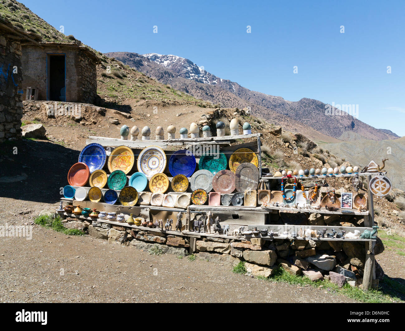 Gut zum Verkauf an einen Handelsposten auf der Route über den hohen Atlas-Gebirge-Marokko Stockfoto