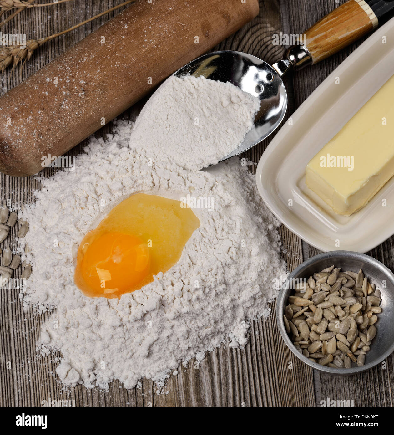 Backzutaten: Mehl, Eiern, Butter auf ein Schneidebrett Stockfoto