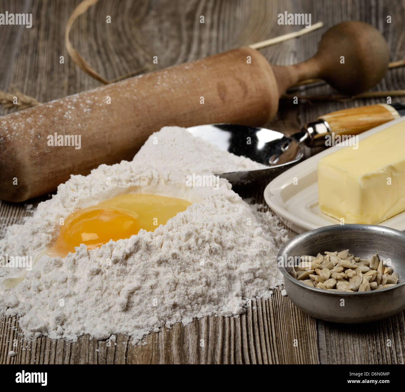 Backzutaten: Mehl, Eiern, Butter auf ein Schneidebrett Stockfoto