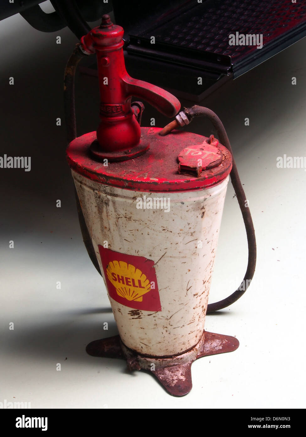 Die Old Shell Ölpumpe ist eine historische Erdölanlage, die einst zum Abfüllen von Kraftstoff verwendet wurde. Diese Vintage-Pumpe mit dem legendären Shell-Logo erinnert an die Erdölindustrie des frühen 20. Jahrhunderts. Die Pumpe wurde speziell für die Funktion entwickelt und zeigt klassisches Industriedesign und ist ein wertvolles Sammlerstück für alle, die sich für Vintage-Werbung und Erdölgeschichte interessieren. Stockfoto