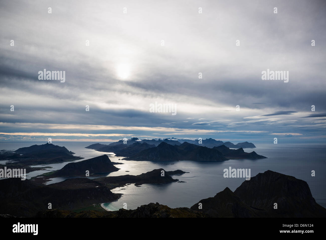 Blick über Flakstadøy vom Gipfel des Himmeltind, Vestvågøya, Lofoten Inseln, Norwegen Stockfoto
