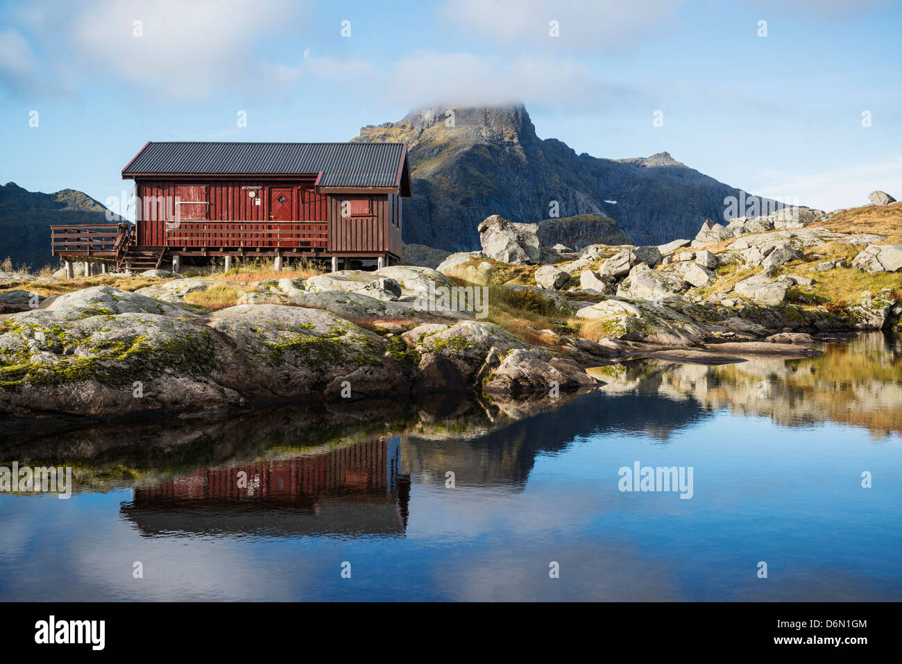 Munkebu-Hütte mit Hermannsdalstinen Gipfel in Entfernung, Moskenesøya, Lofoten Inseln, Norwegen Stockfoto