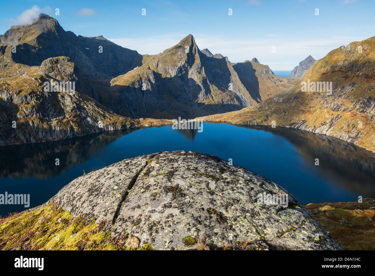 Hermannsdalstinden Berg (links) im Herbst, Moskenesøya, Lofoten Inseln, Norwegen Stockfoto