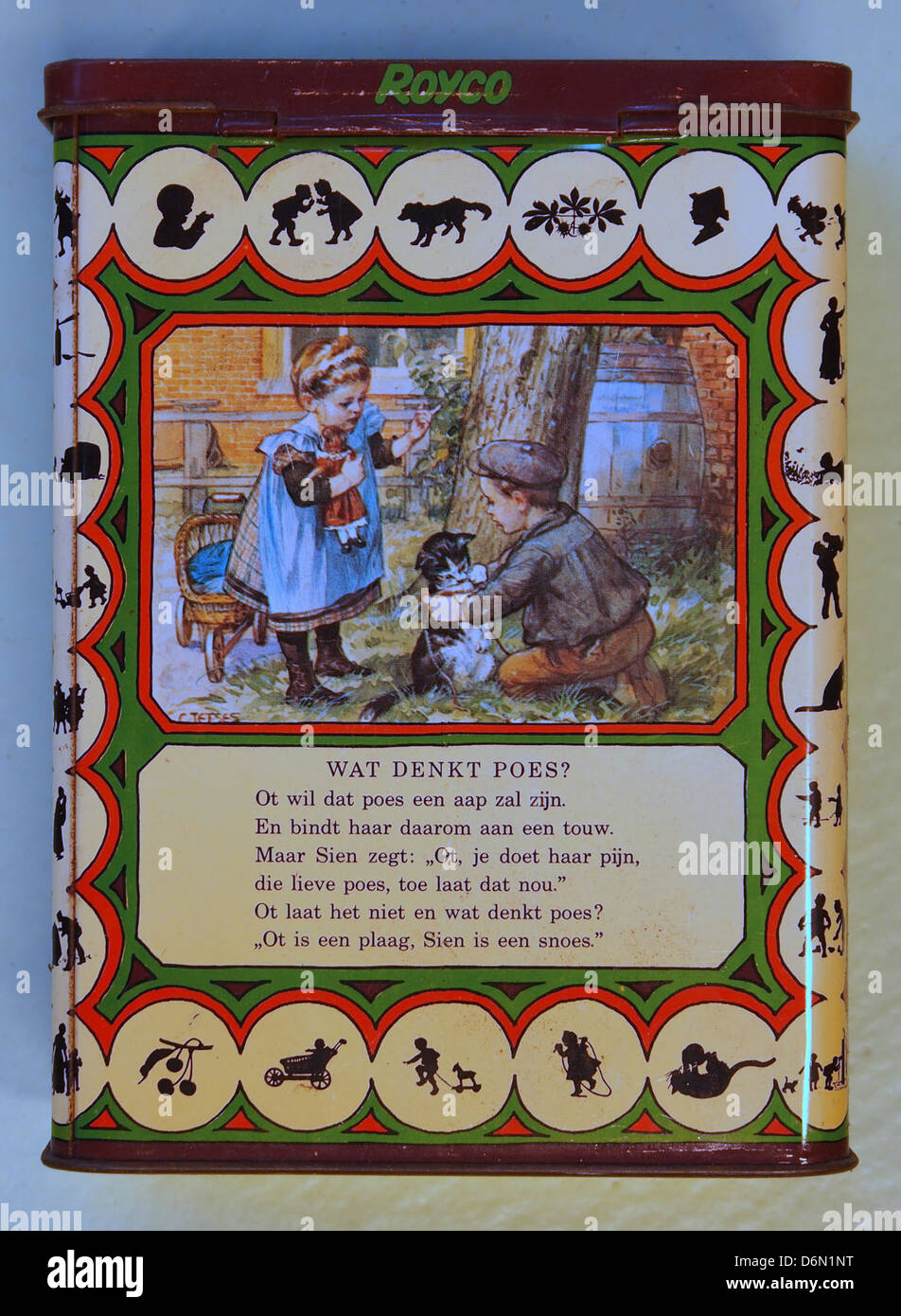 Der Royco blik Met OT en Sien ist eine Vintage-Dose mit einer klassischen niederländischen Illustration. Das Design zeigt OT und Sien, zwei beliebte Charaktere aus der niederländischen Kinderliteratur, die ihre Abenteuer und den Charme des niederländischen Erzählens feiern. Stockfoto