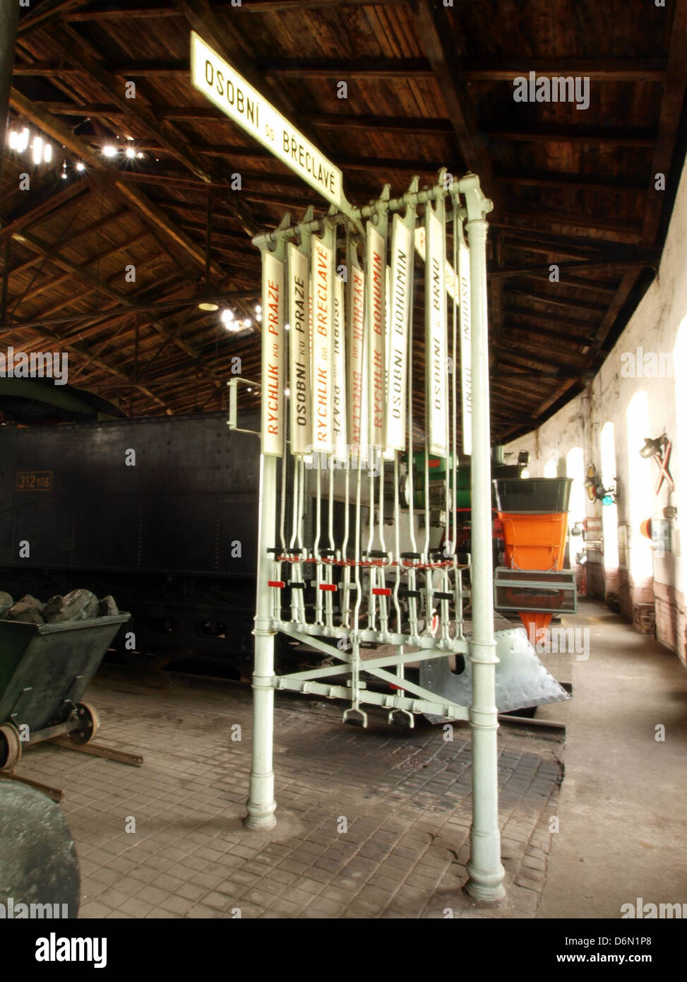 Rychlik Bohumin ist ein tschechisches Transportunternehmen, das sich auf den Personenverkehr spezialisiert hat. Das Unternehmen betreibt eine Flotte von Bussen und Zügen, die Dienstleistungen in der Tschechischen Republik und in den Nachbarländern erbringen. Rychlik Bohumin ist für seine zuverlässigen und effizienten Transportdienste bekannt. Stockfoto