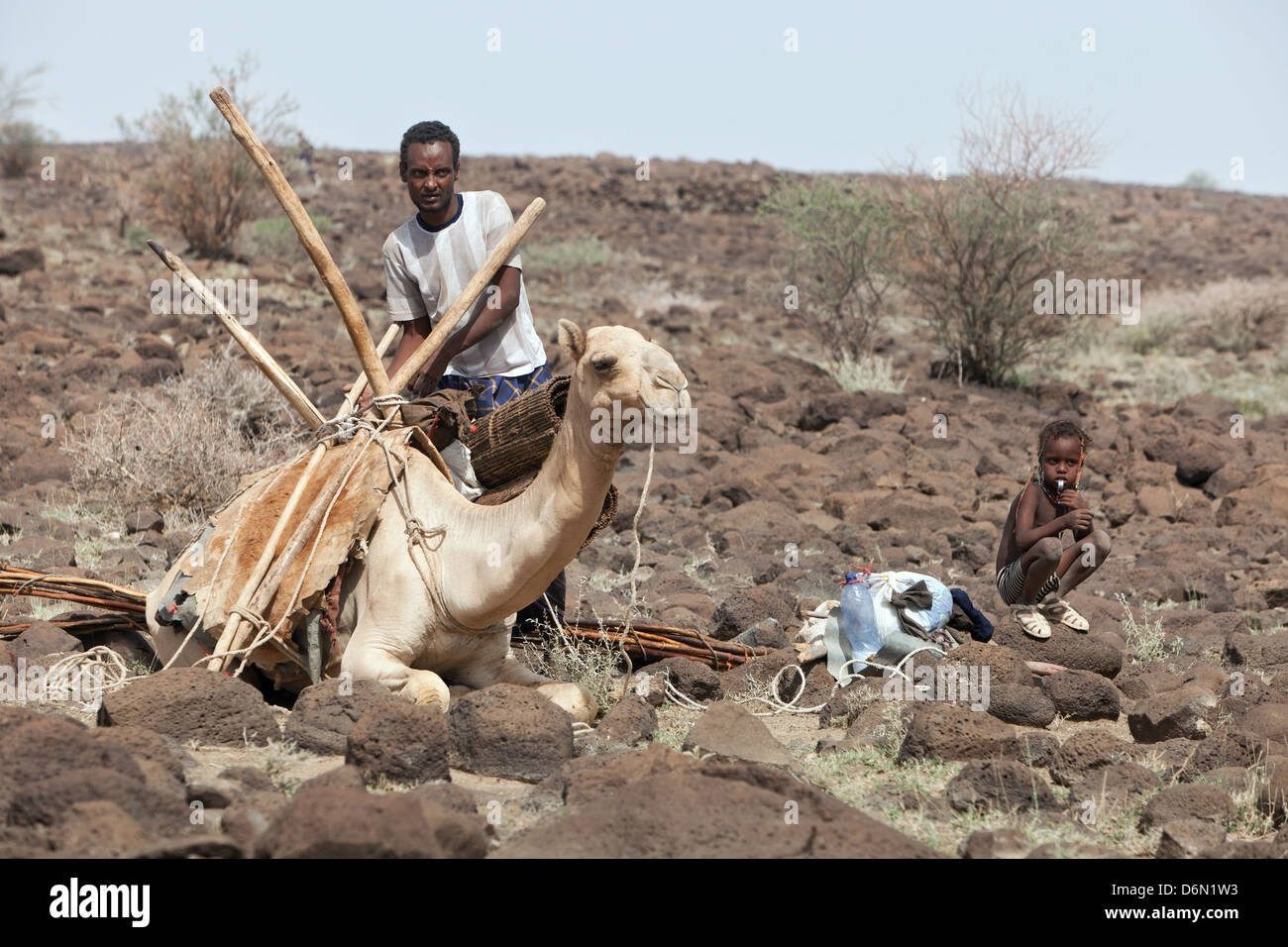 Semara, Äthiopien, lagerten Nomadenfamilie in der Nähe eines Gewässers Stockfoto