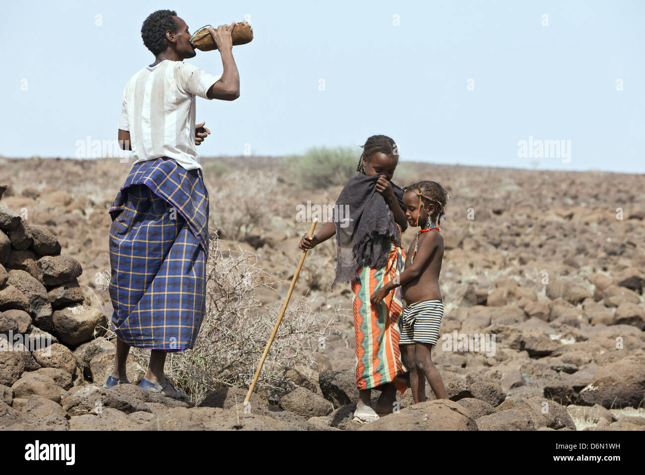 Semara, Äthiopien, lagerten Nomadenfamilie in der Nähe eines Gewässers Stockfoto