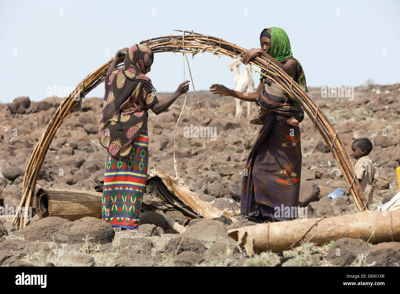 Semara, Äthiopien, lagerten Nomadenfamilie in der Nähe eines Gewässers Stockfoto