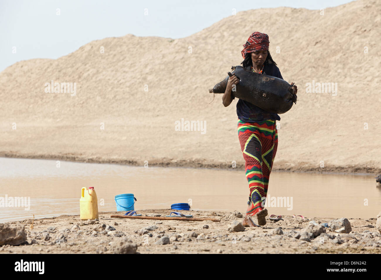 Semera, Äthiopien, Nomaden Wasserholen an einer Wasserstelle Stockfoto