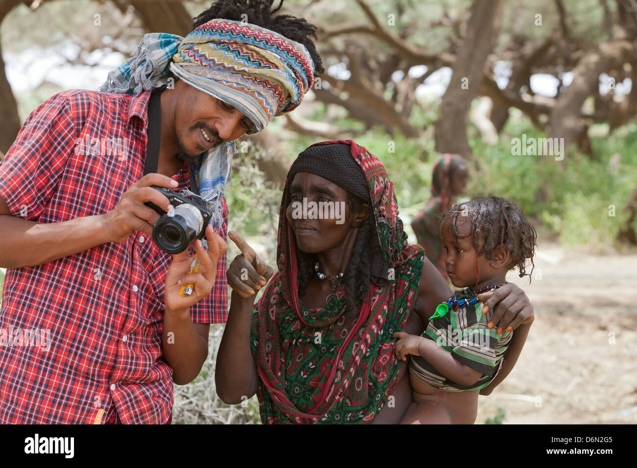 Überflutet, betrachtet Äthiopien, NGOs zusammen mit digitalen Fotos von einer Frau Stockfoto