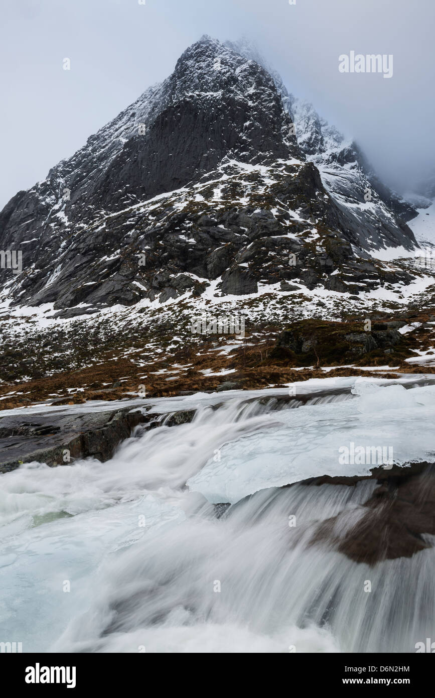 Warme Temperaturen schmelzen Schnee in fließenden Flüssen, Lofoten Inseln, Norwegen Stockfoto