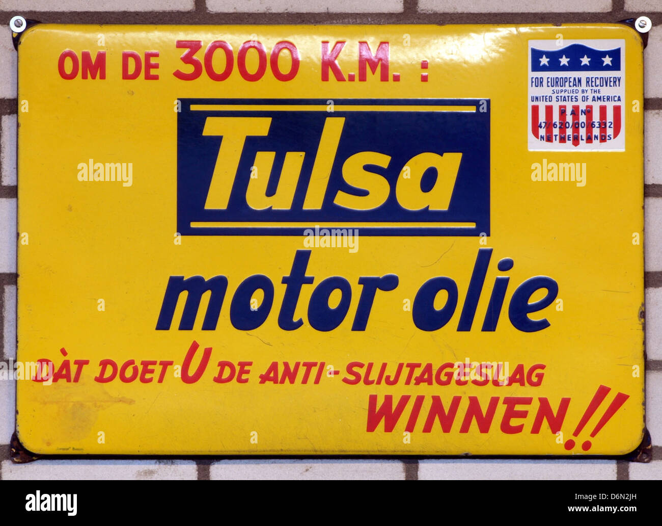Das Tulsa Enamel Advert Sign ist ein historisches Stück, das im den Hartog Ford Museum ausgestellt wird. Es zeigt Vintage-Werbetechniken und spiegelt die Automobil-Kultur seiner Zeit wider, speziell für Ford-Fahrzeuge. Stockfoto