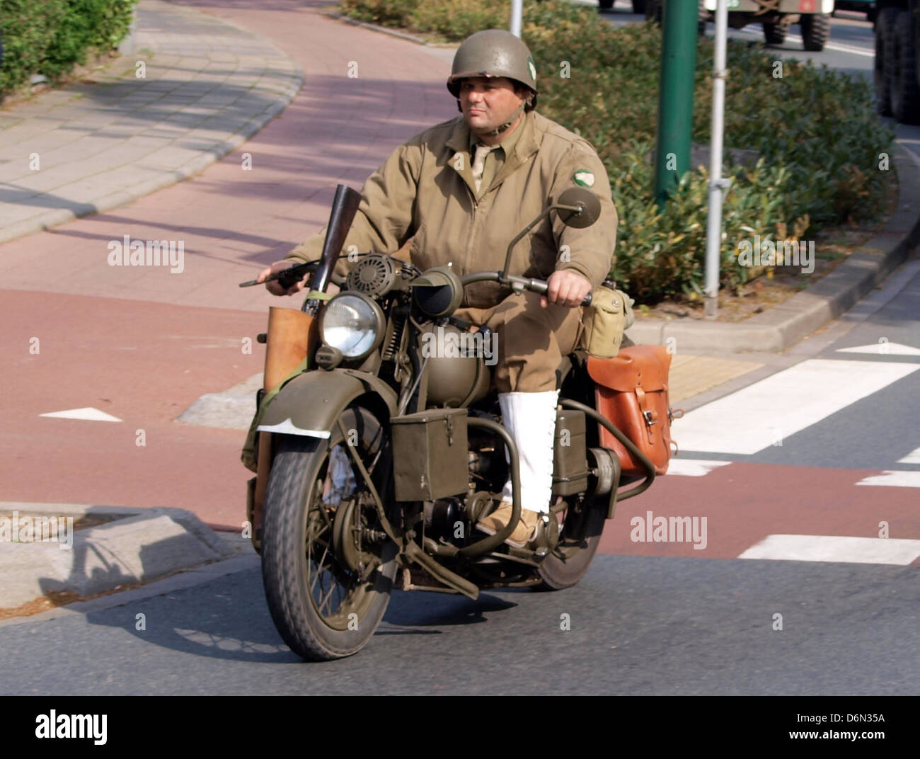 Dieses Militärmotorrad aus dem 2. Weltkrieg, das in Brückenkopf 2011 gezeigt wird, ist ein historisches Fahrzeug, das während des Zweiten Weltkriegs verwendet wurde. Das Motorrad repräsentiert die Abhängigkeit des Militärs von vielseitigen, schnellen Transportmitteln für verschiedene Operationen, einschließlich Aufklärung und Kommunikation. Stockfoto