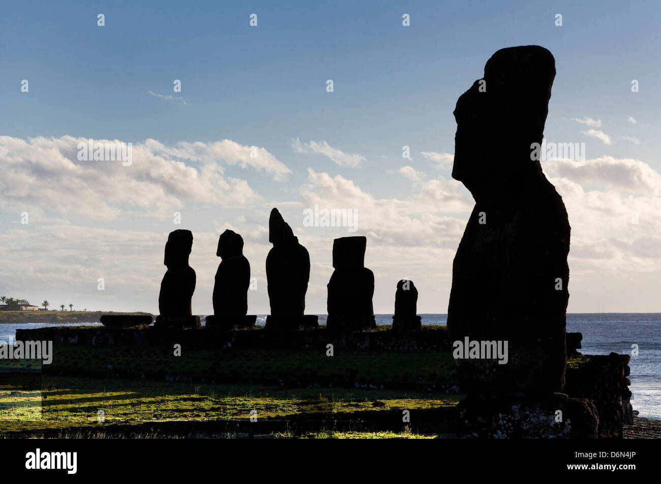 Chile, Osterinsel, Rapa Nui, Hanga Roa, zeremonielle Bereich Tahai, einsame Moai Ahu Tahai und fünf Moais Ahu Vai URI Stockfoto