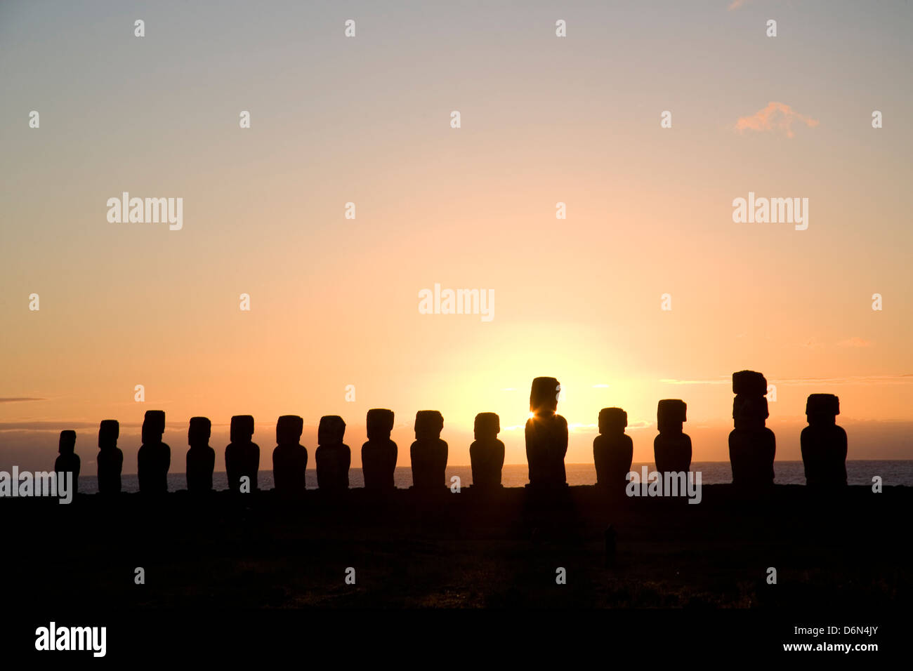 Chile, Osterinsel, Rapa Nui, Blick auf die 15 Moai Statuen am Ahu Tongariki bei Sonnenaufgang Stockfoto