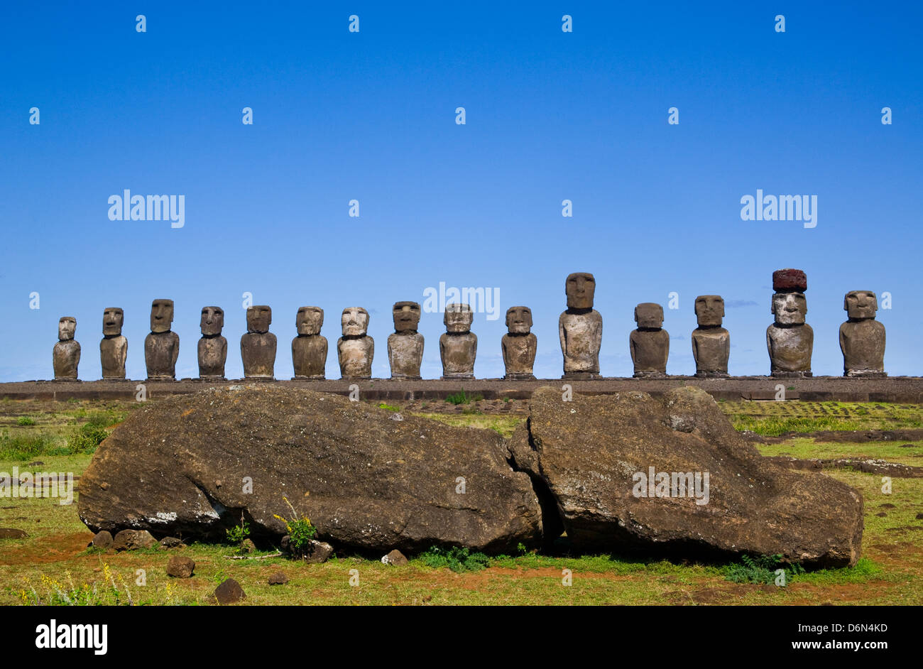 Chile, Osterinsel, Rapa Nui, einem gefallenen Moai in der Nähe von fünfzehn Moais der Ahu Tongariki Stockfoto
