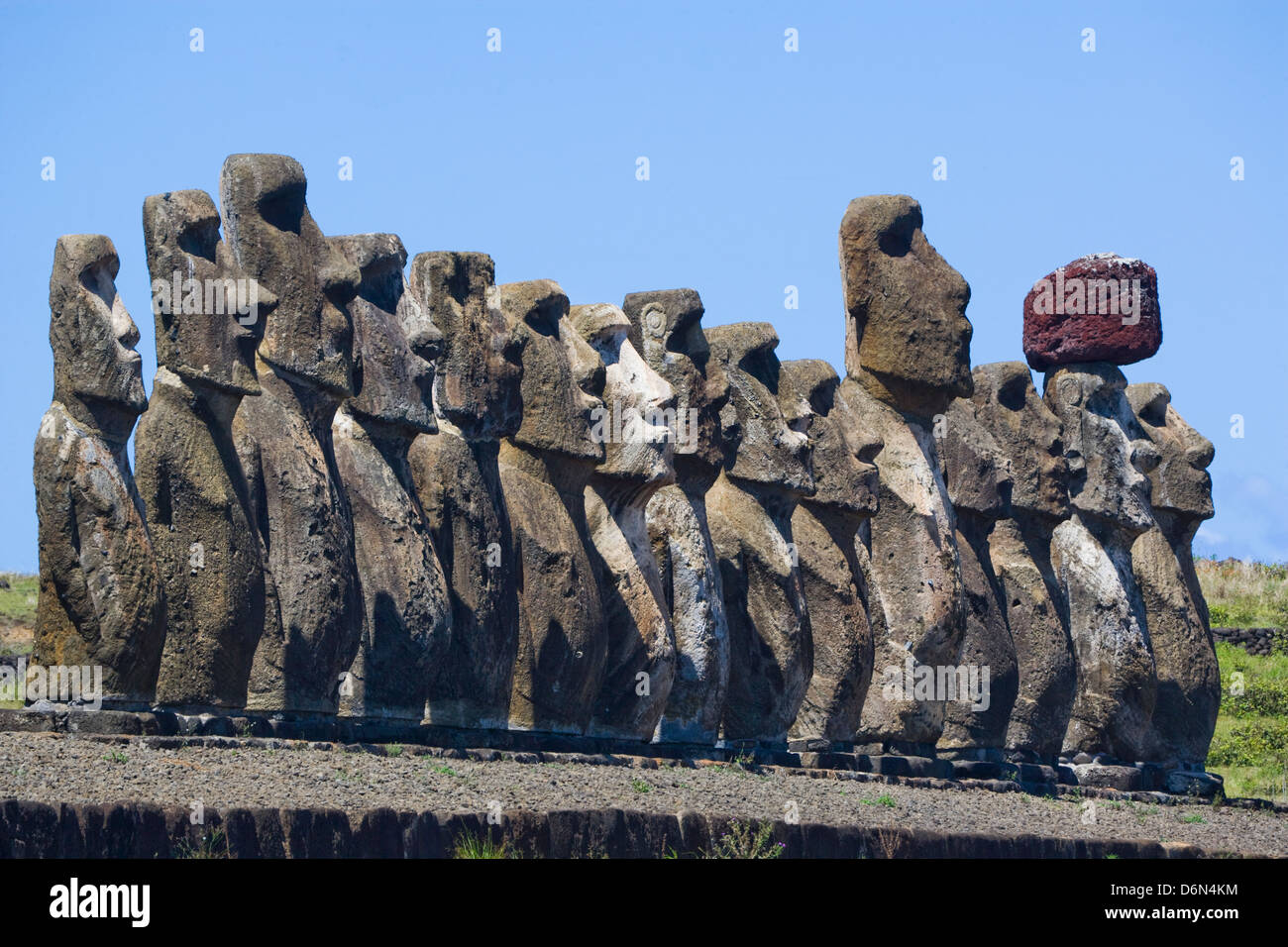 Chile, Osterinsel, Rapa Nui, Blick auf die 15 Moai Statuen am Ahu Tongariki Stockfoto