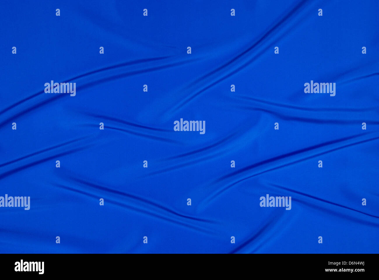 Blau und seidigen Stoff als Hintergrund angeordnet Stockfoto