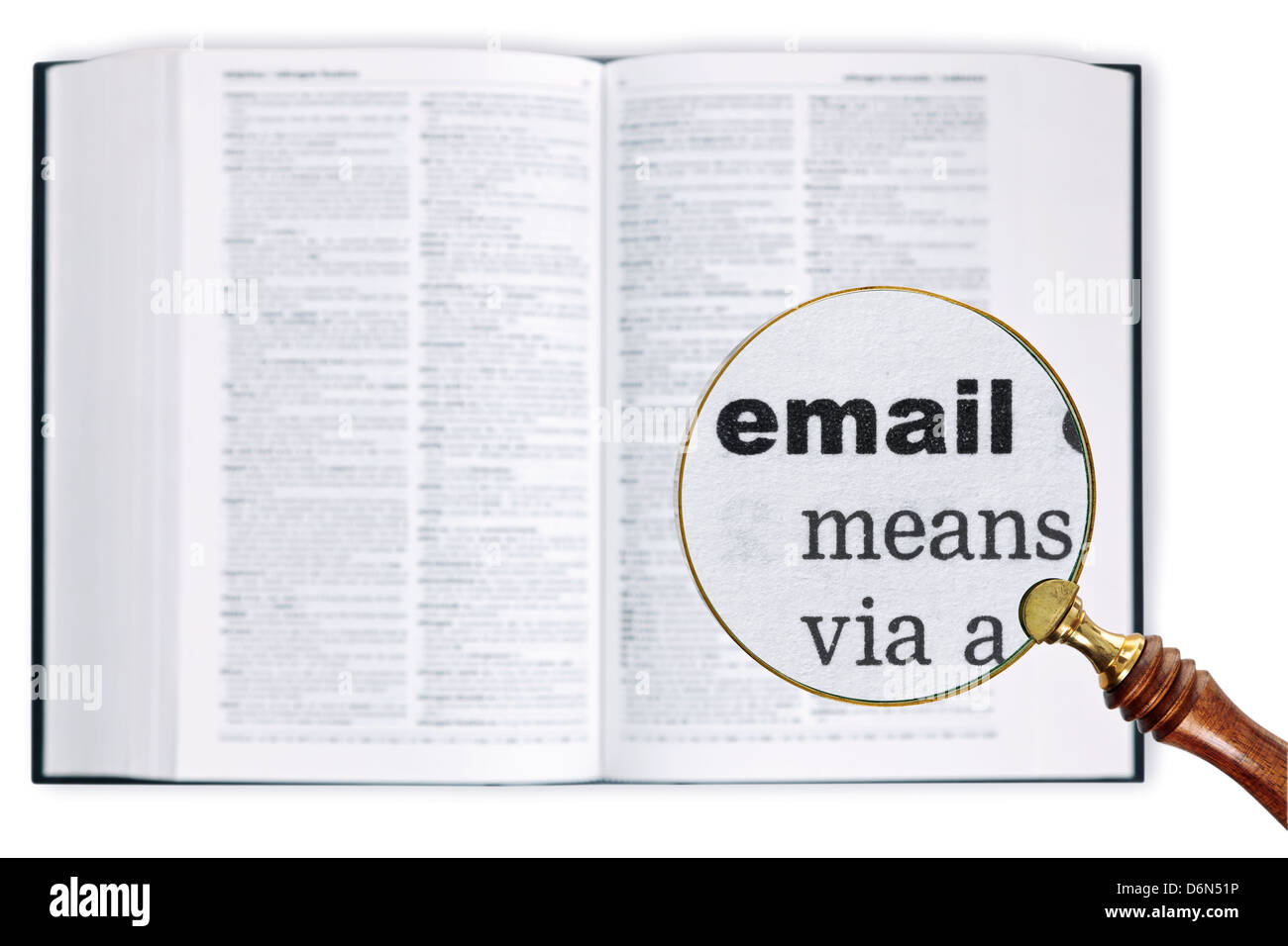 Vergrößert eine Lupe über ein Wörterbuch das Wort E-Mail betrachten gehalten Stockfoto